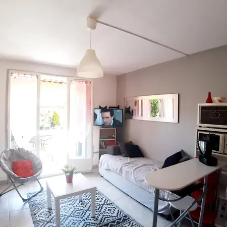 Apartment Avec Jardinet